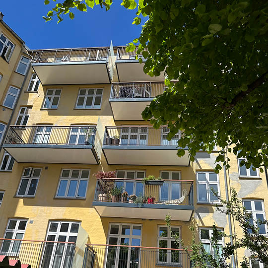 AB Løvehuset i København har fået nye Balco altaner og vinduer.
