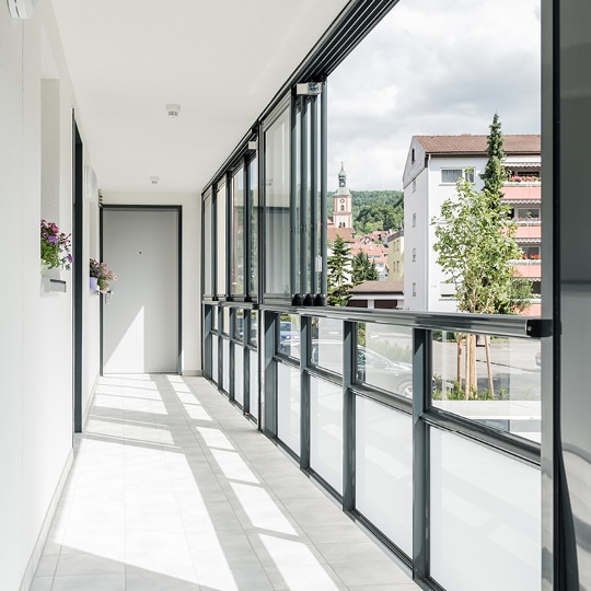 Balco Access® giver beskyttede svalegange og adgangsbalkoner. Få mere tryghed, lavere energiforbrug og øget komfort i din ejendom.