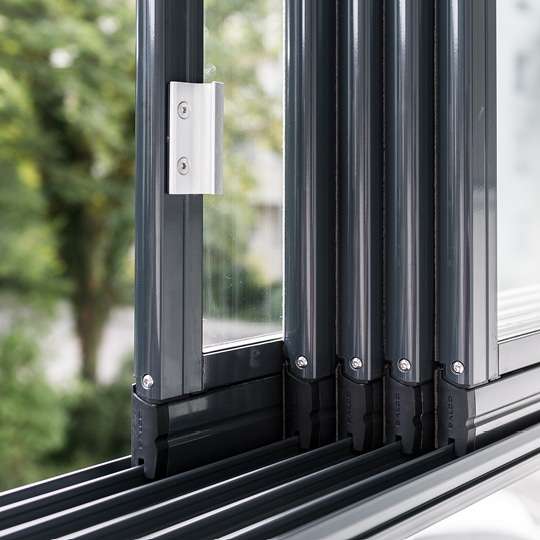 Balco Access® giver beskyttede svalegange og adgangsbalkoner. Få mere tryghed, lavere energiforbrug og øget komfort i din ejendom.