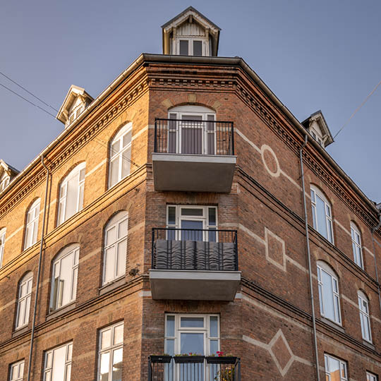 Altanen giver ekstra plads til morgenkaffen, en god bog eller hyggelige stunder med venner og familie. Hos Balco Altaner brænder vi for at skabe trygge, funktionelle og æstetiske uderum