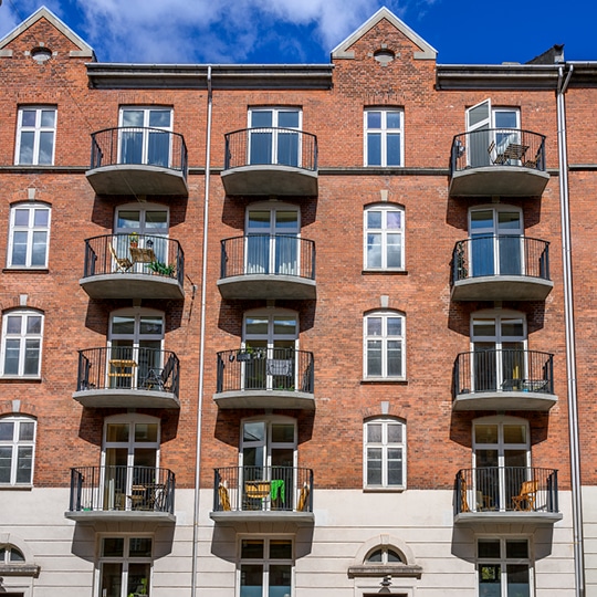 Nye altaner på Frederiksvej. Forårssolen skinner over Frederiksberg – og det gør de nye Balco altaner også. Balco AS Danmark