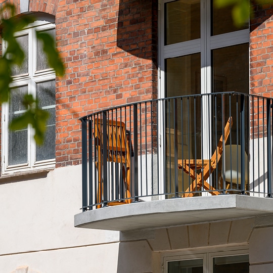 Nye altaner på Frederiksvej. Forårssolen skinner over Frederiksberg – og det gør de nye Balco altaner også. Balco AS Danmark