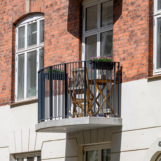 Nye altaner på Frederiksvej. Forårssolen skinner over Frederiksberg – og det gør de nye Balco altaner også. Balco AS Danmark